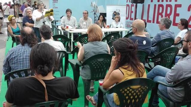 Encuentro con escritores en el último día de la Fira del Llibre.