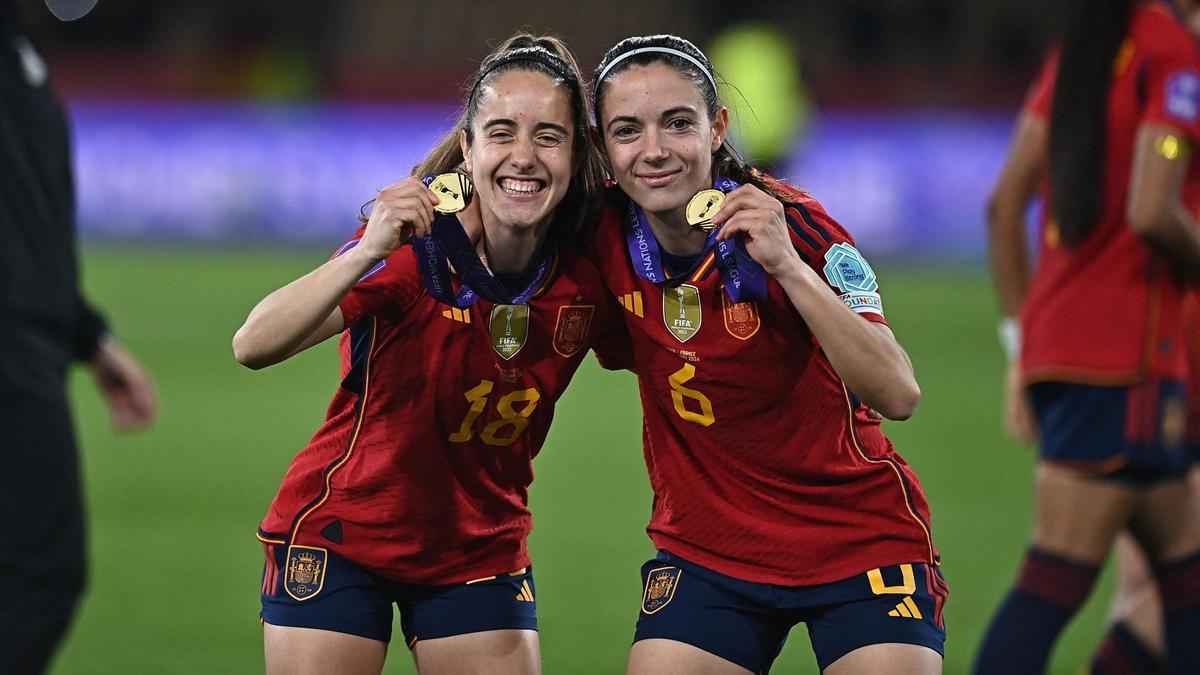 Maite Oroz y Aitana Bonmatí, con sus medallas de oro.