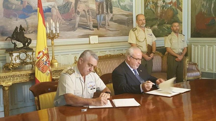 El general Francisco Javier Varela y el presidente de la UCAM, José Luis Mendoza, durante la firma del acuerdo.