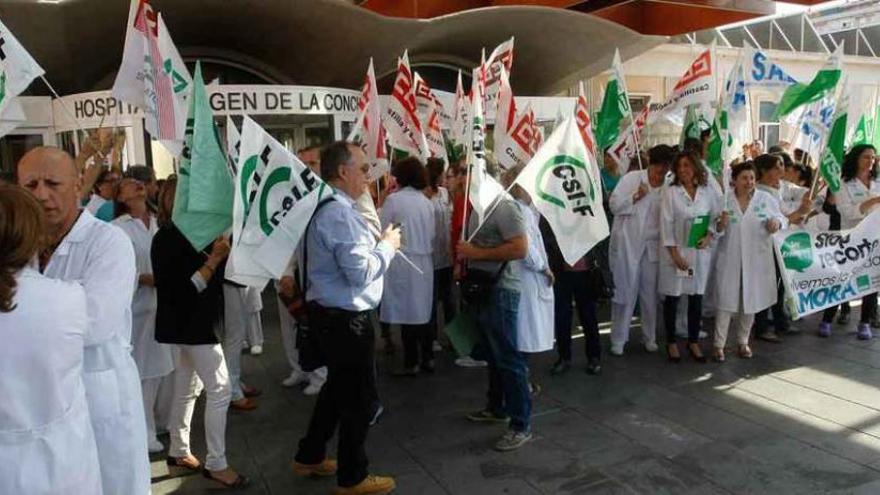 Concentración de protesta convocada por Satse, SAE y CSIF y respaldada por el resto de sindicatos, a las puertas del Virgen de la Concha.