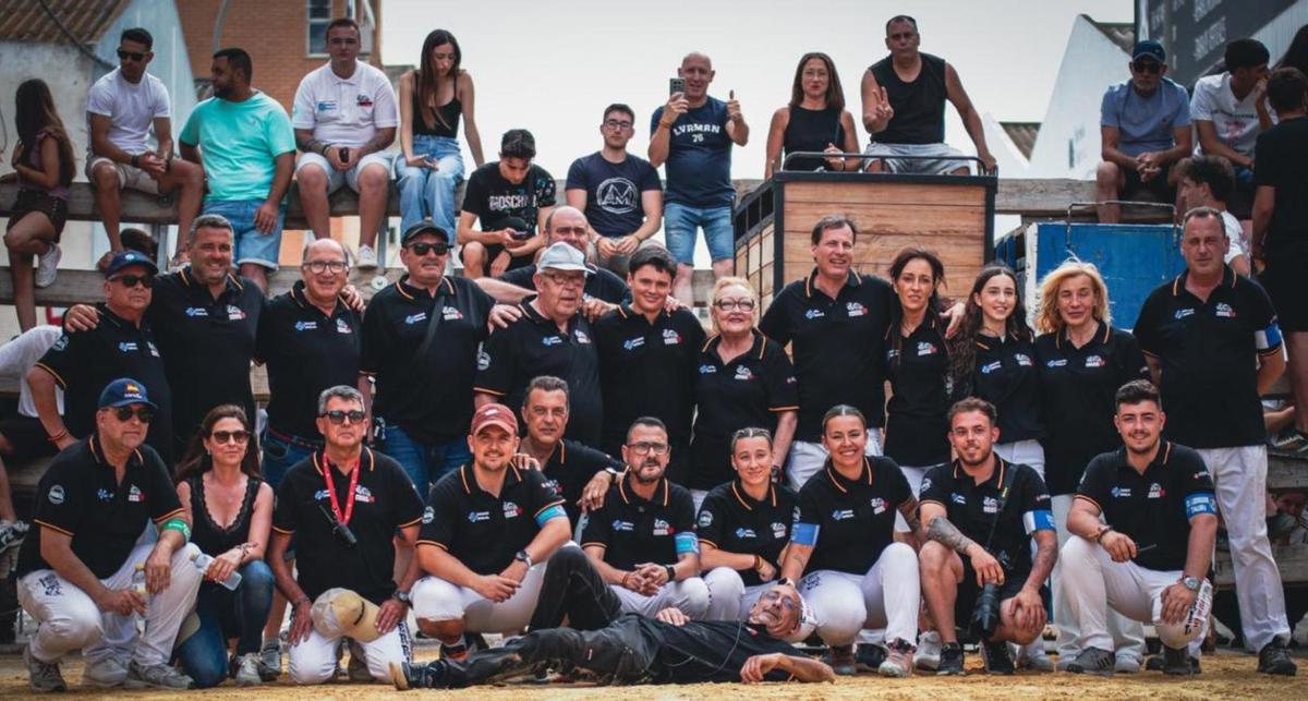Una de las peñas organizadores de festejos taurinos en Paiporta.