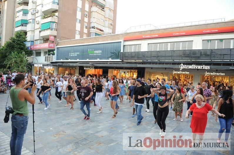 Los bailes latinos salen a la calle en Murcia