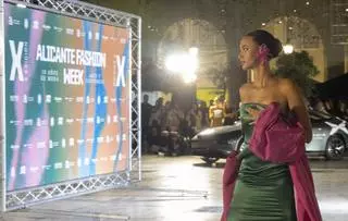 Alicante Fashion Week ofrece un desfile abierto al público en la plaza del ayuntamiento