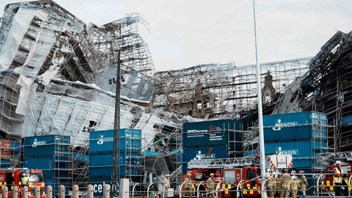 La Bolsa de Valores, uno de los edificios más antiguos de Copenhague, arrasada por un incendio.