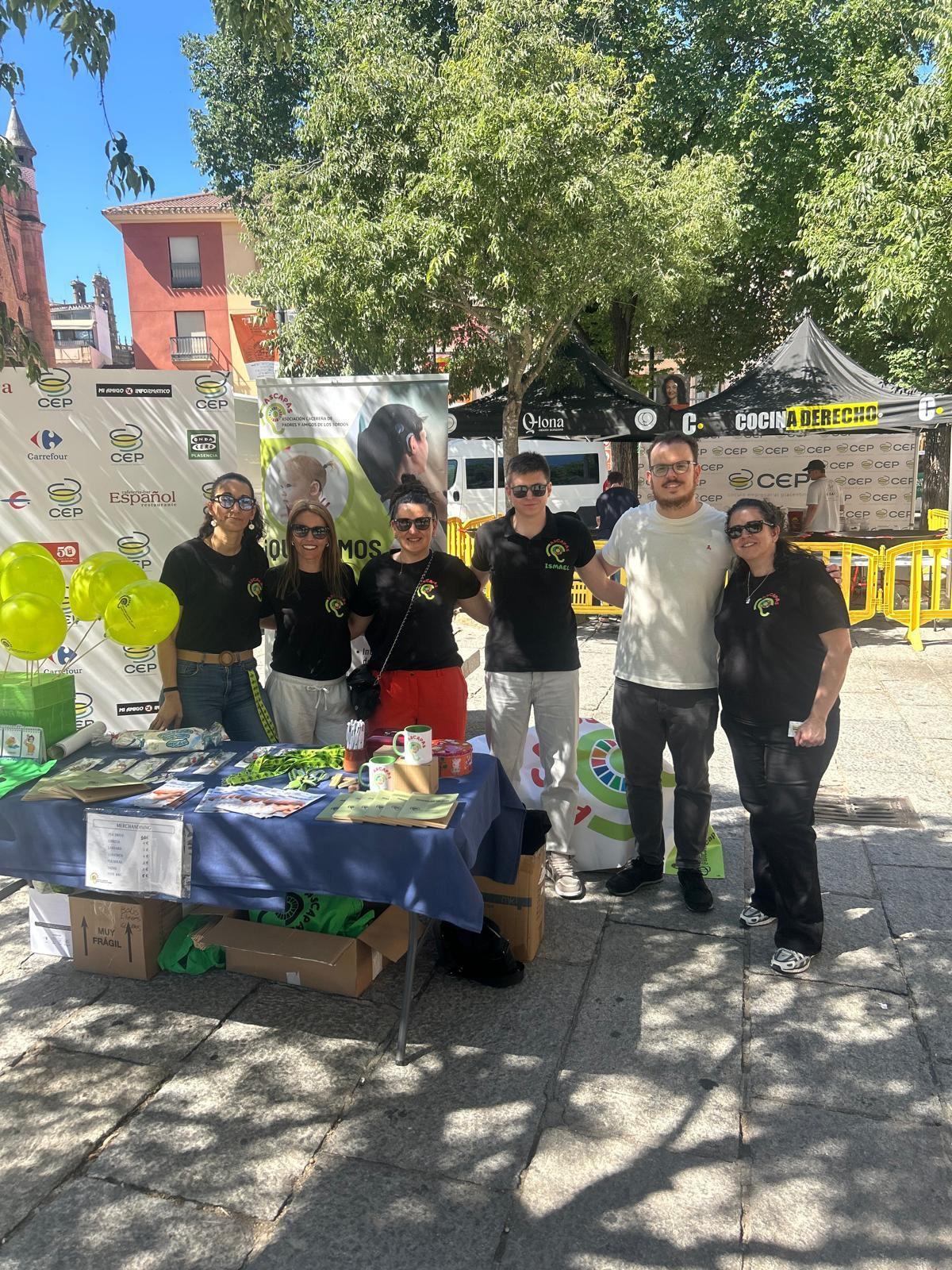 El presidente del Círculo Empresarial Placentino, con miembros de Ascapas, en la plaza Mayor.