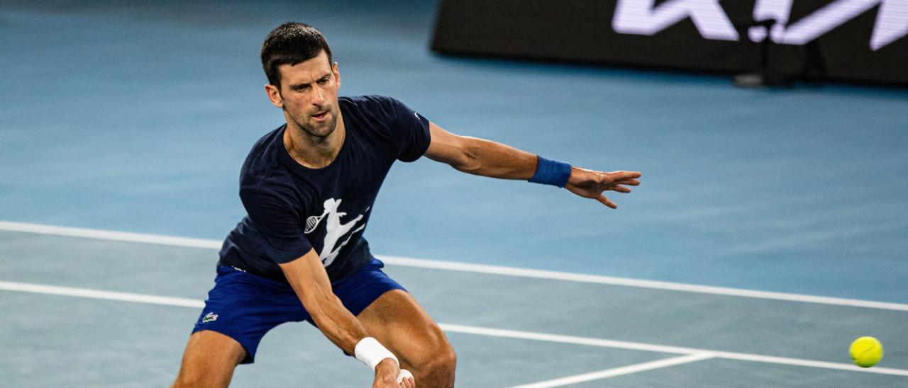 Djokovic entrena en la pista central de Melbourne Park.