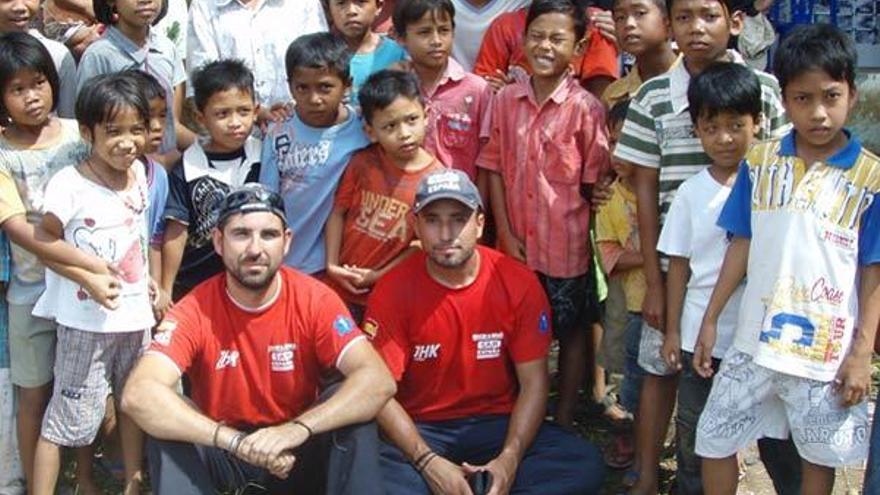 Los dos bomberos ayudaron a reconstruir los colegios afectados.