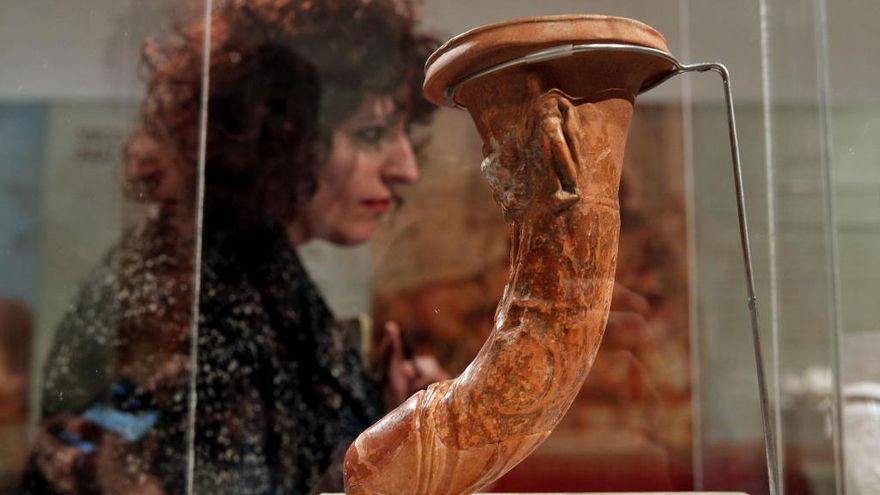 Un vaso ritual con forma fálica en la exposición.