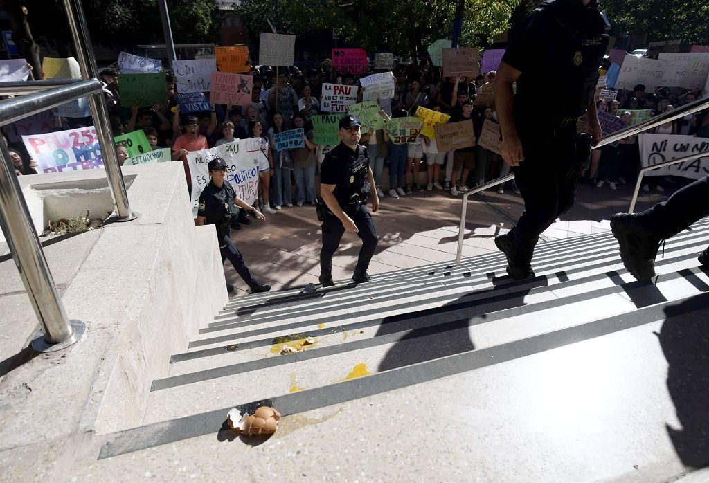 Todas las imágenes de la protesta por la Ebau y las cargas policiales junto a la Consejería de Educación