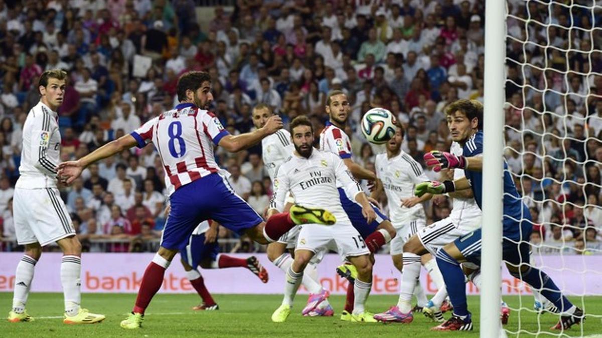 Raúl García (con el número 8) marca el gol del empate a pocos minutos del final.