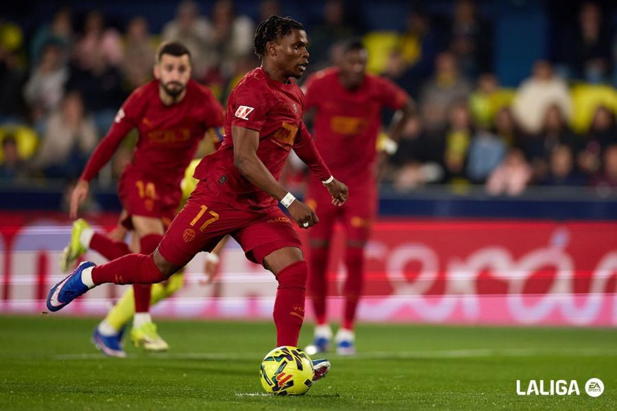 Largie Ramazani, en el momento de lanzar el penalti