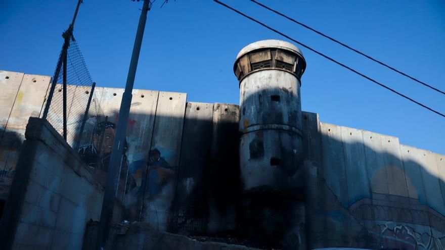 Torre de vigilancia israelí asomada al campo de refugiados palestinos de Aida, de la que salió el disparo que mató a Mohamed Ali Azia.