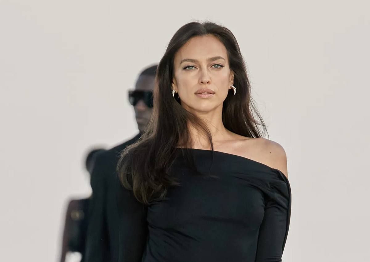 Irina Shayk desfila para Versace