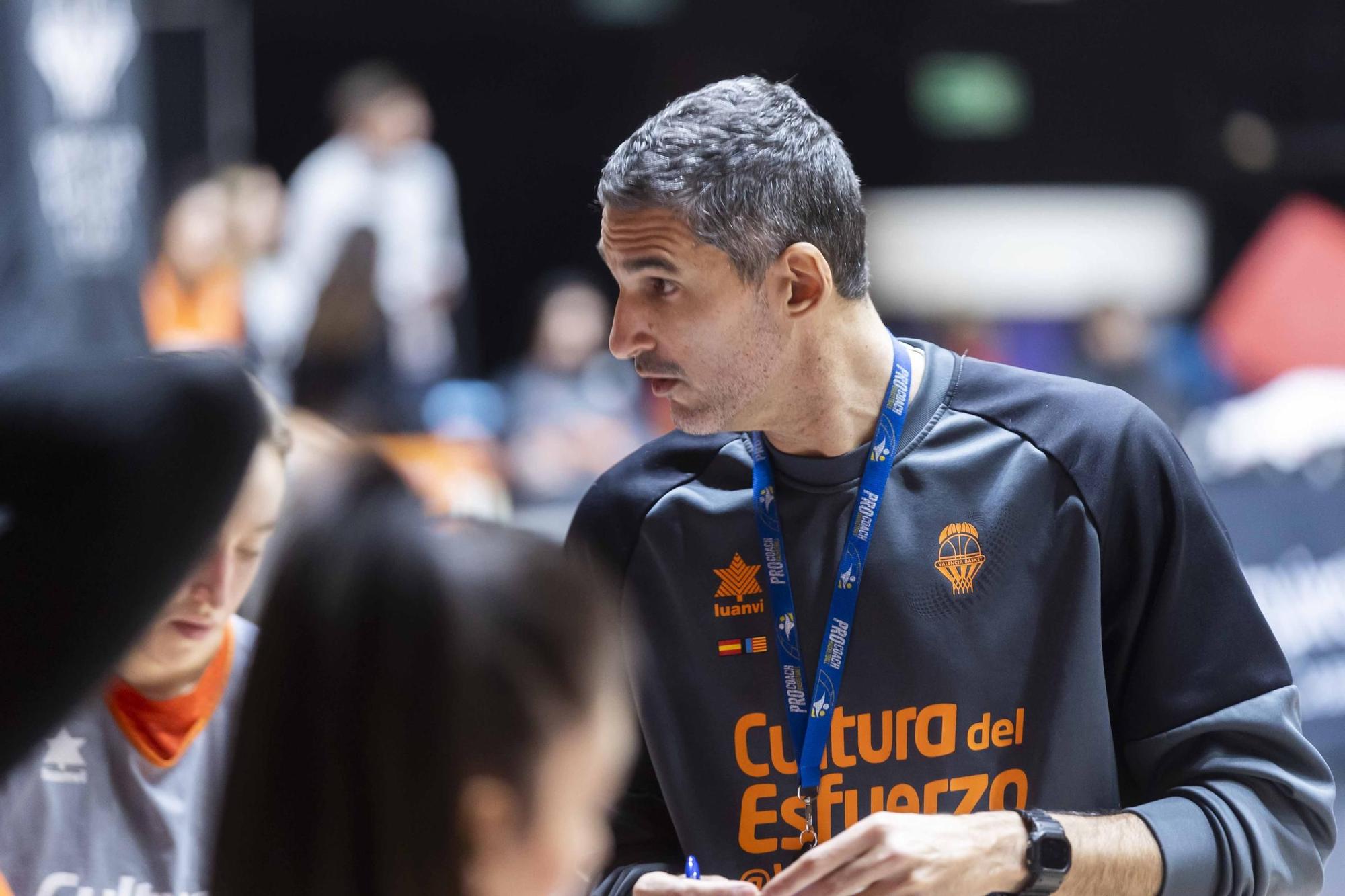 Entrenamiento abierto con la afición de Valencia Basket