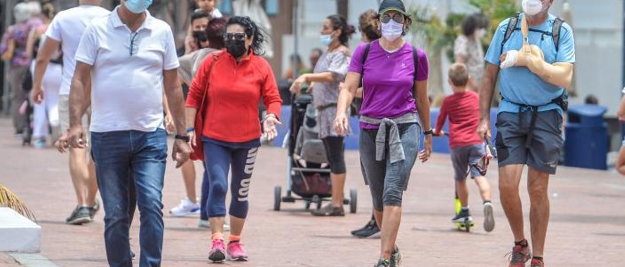 Grupos de personas en el paseo de Las Canteras de la capital grancanaria. | | JOSÉ CARLOS GUERRA
