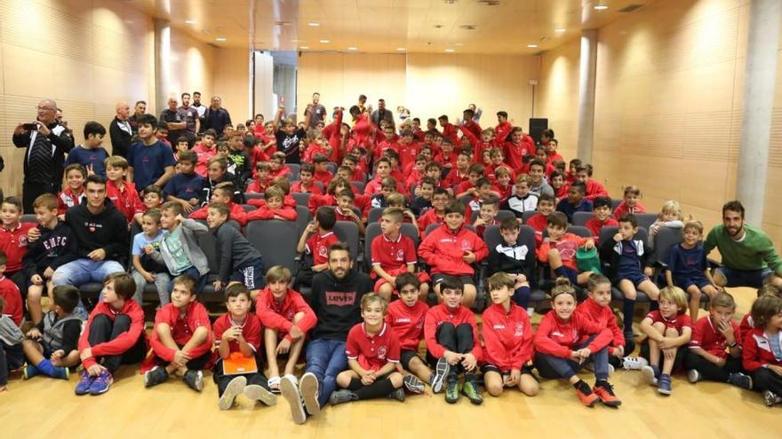 Los jugadores posaron con los jóvenes de la escuela sureña.