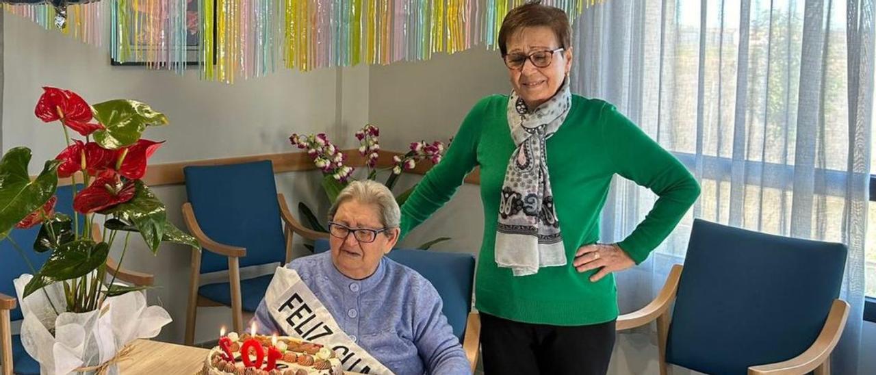 María Pérez, izquierda, con un familiar celebra su cumpleaños en la residencia. | Cedida