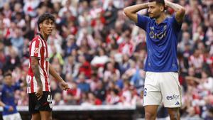El defensa del Real Oviedo David Carmo y el centrocampista del Athletic Selton Sánchez (i) durante el partido de la jornada 12 de Liga disputado este domingo en el estadio de San Mamés. EFE/Miguel Toña. athletic bilbao . oviedo. liga españa 2025/2026 athletic bilbao . oviedo. 12. accion. san mames