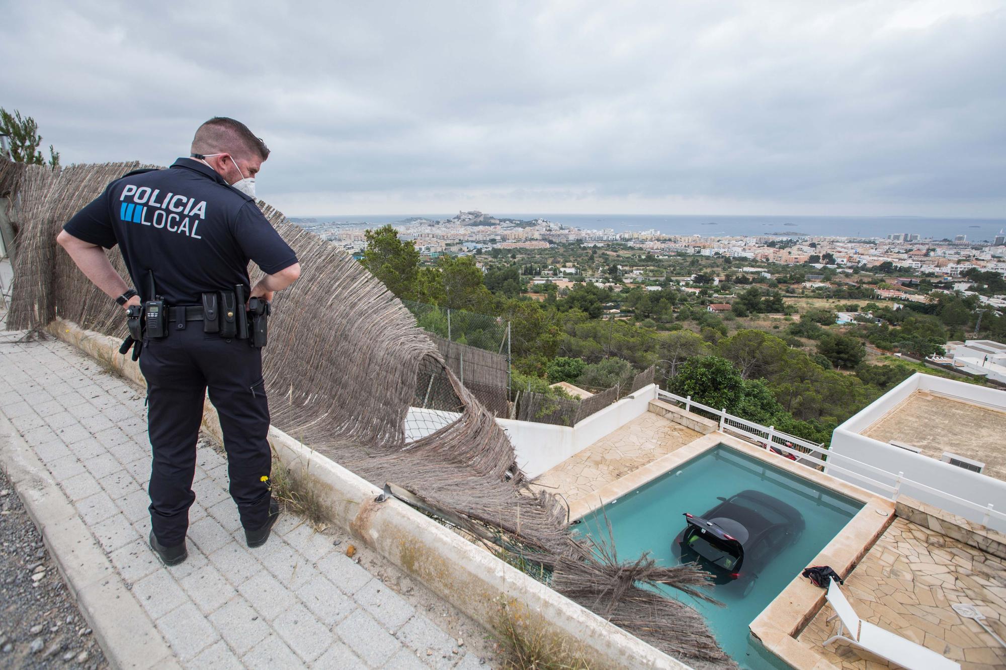 Un coche cae a una piscina del barrio de Cas Mut en Ibiza