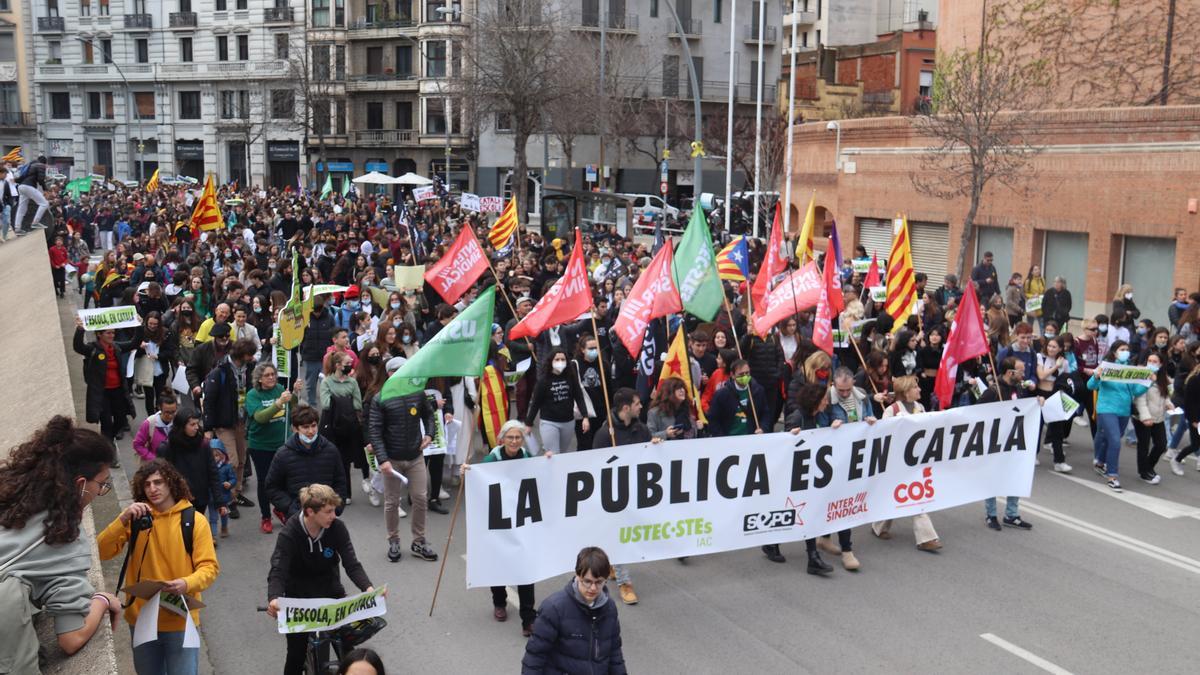 La manifestació en defensa de l&#039;escola en català en el moment en què passaven per davant de la subdelegació del govern espanyol a Girona