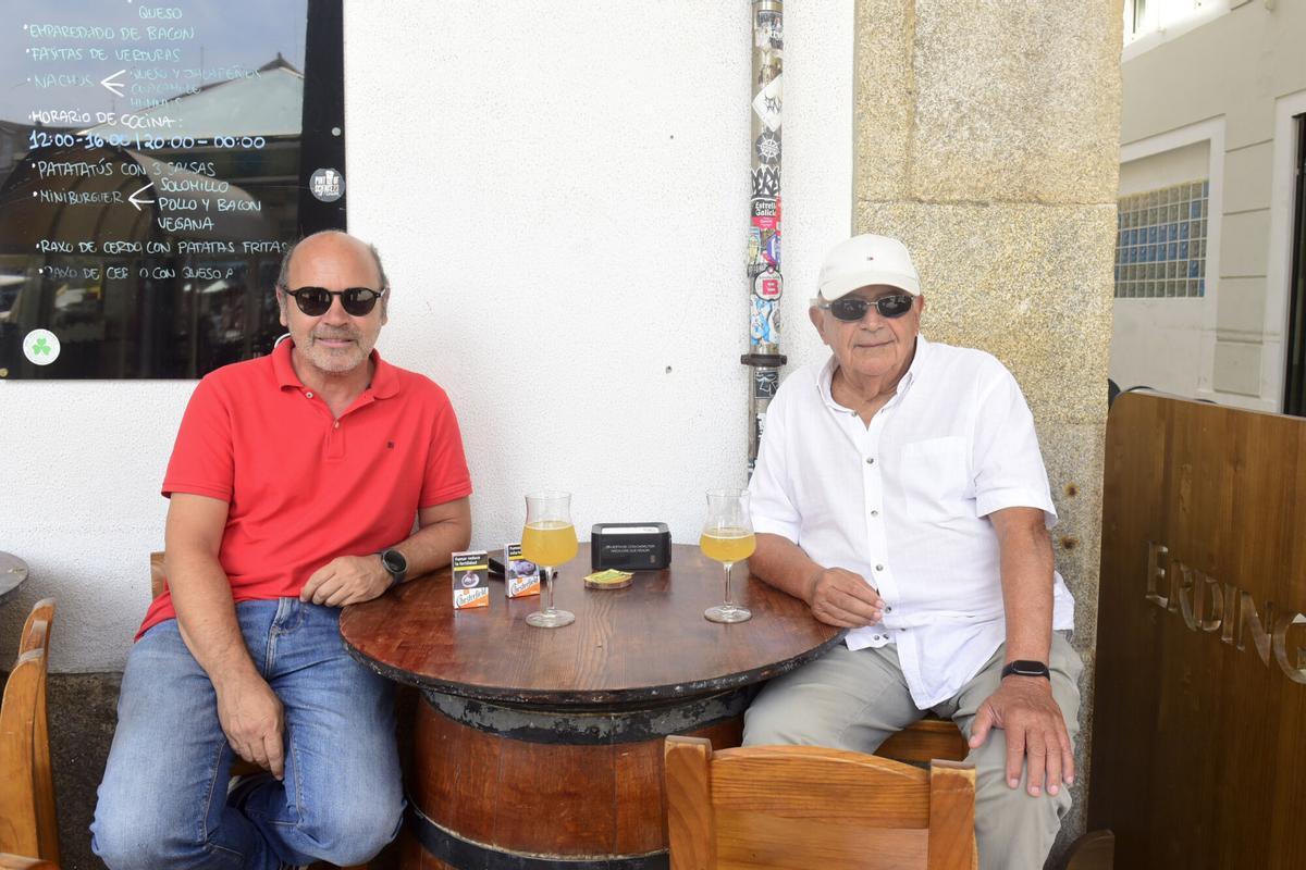 Pablo López, a la izquierda, con su amigo en una terraza de A Coruña