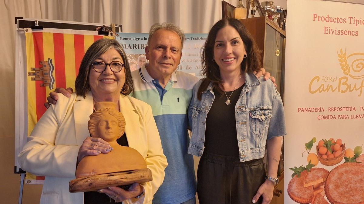 Maribel Torres, Pep Ribas y Anna Tur, con la estatuilla del homenaje