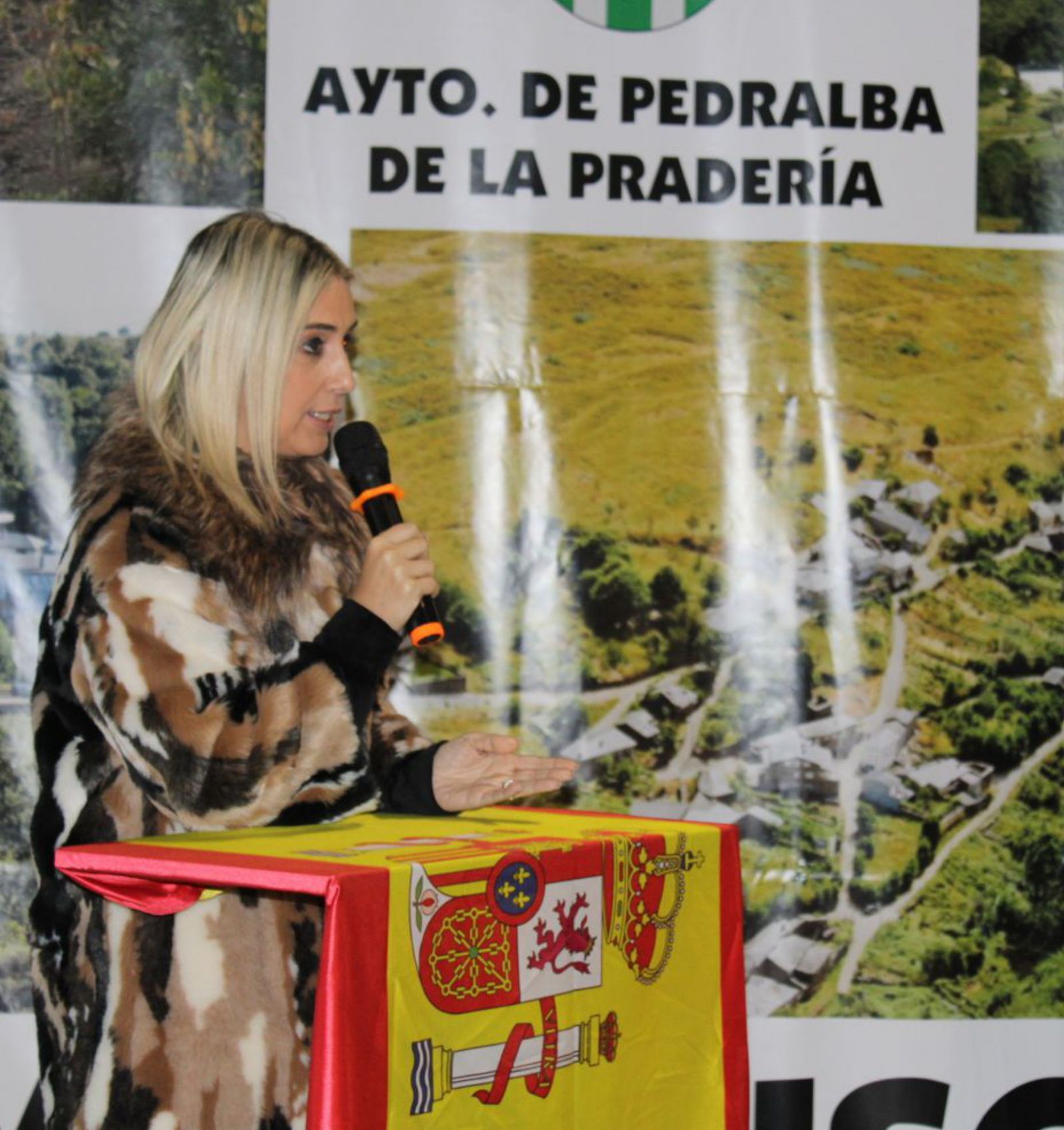 La secretaria de Estado de Valorización del Interior portuguesa interviene en la presentación de la ruta, en la localidad sanabresa de Calabor. | A. S.