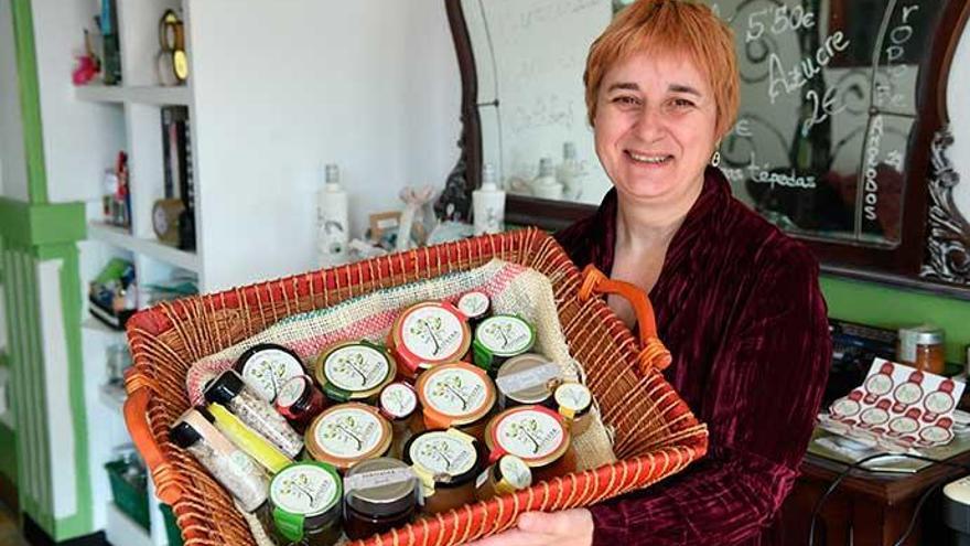 Paula Patiño, con una cesta con productos que comercializa.
