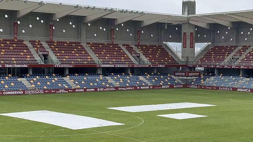 Lonas térmicas para recuperar el césped de Pasarón | Aprovechando los 15 días seguidos sin partido en casa, el Pontevedra CF instaló ayer unas lonas térmicas sobre el césped del estadio de Pasarón, después de haber realizado a comienzos de semana diferentes labores para su recuperación, como un pinchado hueco y posterior resembrado y abono. El efecto de estas coberturas evita que al campo le afecten las heladas y ayudarán a germinar las semillas y al crecimiento de la hierba. Esta actuación ya se llevó a cabo en el mes de febrero del pasado año aprovechando que el equipo disputaba dos jornadas seguidas a domicilio y entonces las lonas ocuparon mucho más espacio en el terreno de juego.