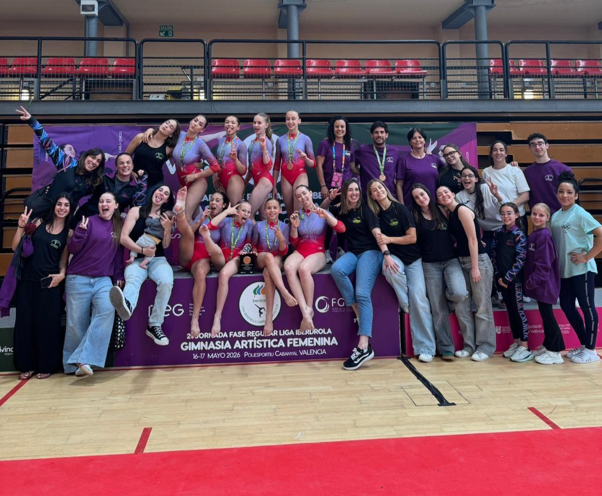 Las gimnastas del Club Gimnastic La Plana junto al equipo técnico