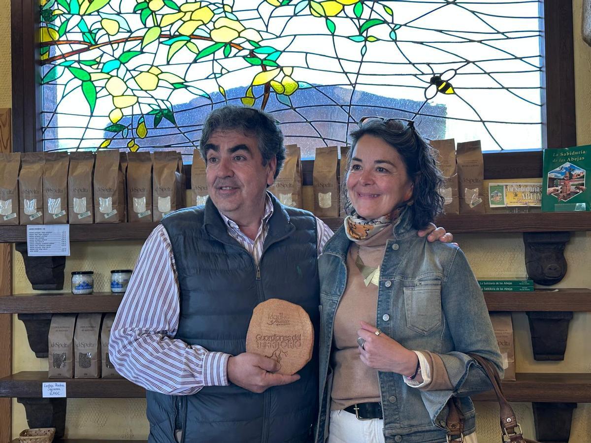 Blanca Moreno entrega a Carlos Moreno, de DeSpelta, el reconocimiento como Guardián del Territorio, una distinción que pone en valor a quienes cuidan el paisaje, el producto local y los oficios de la comarca.