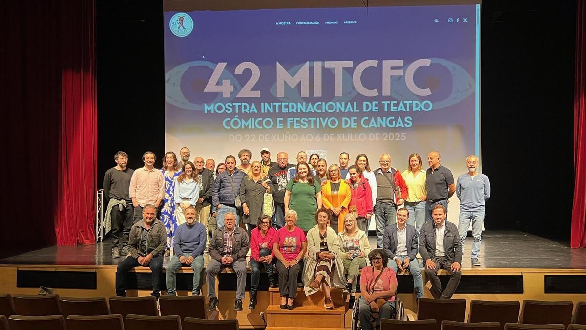 Organizadores y representantes políticos y sociales, este mediodía en el Auditorio de Cangas