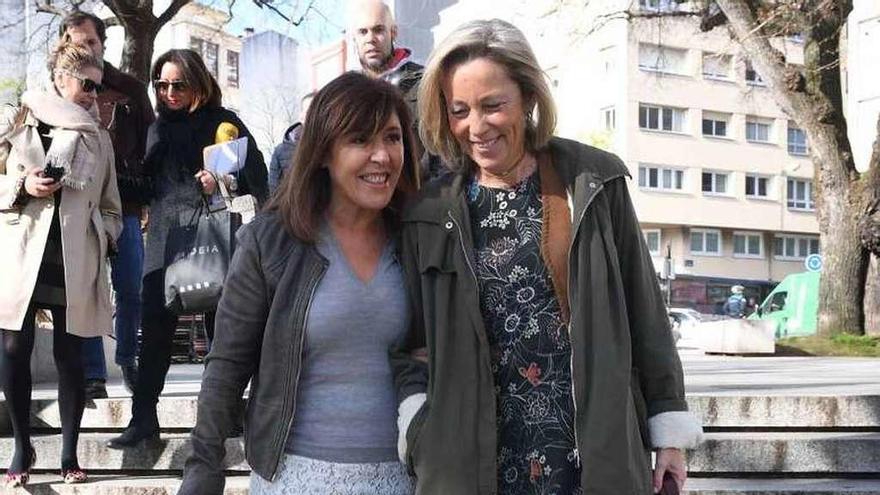 Beatriz Mato y Rosa Gallego, en la plaza de España.