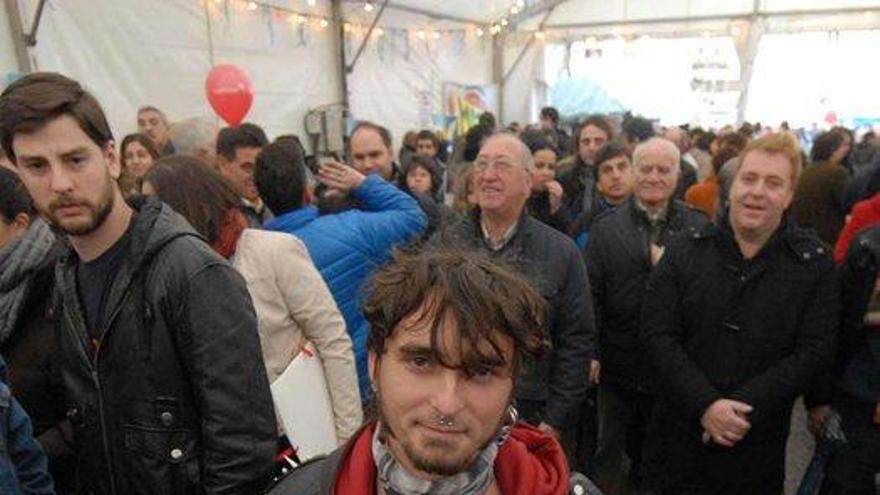 Aitor Losa, con los trofeos de ganador del certamen de los nabos.