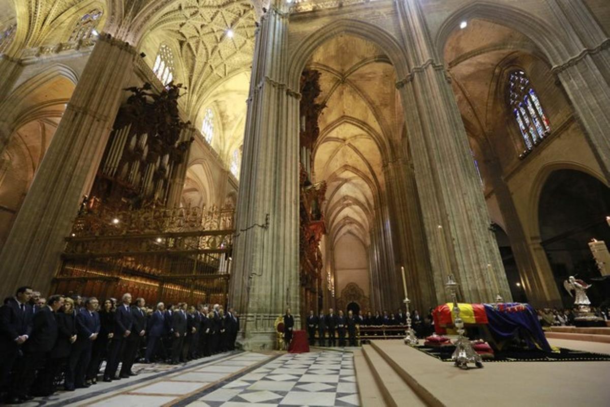 El féretro de la duquesa de Alba, frente al altar de la catedral de Sevilla, con sus familiares presidiendo su funeral.