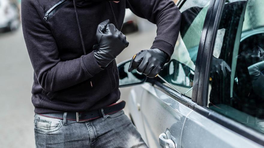 El truco con una moneda que usan los ladrones para robar coches