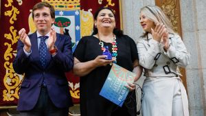 Almeida junto con Pilar Losada, una de las mujeres gitanas reconocidas por su labor de mediación.