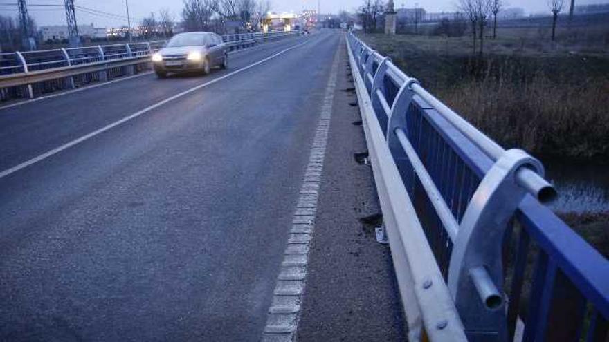 En la imagen se observa la valla recientemente instalada entre la bionda y la barandilla del puente de Villagodio