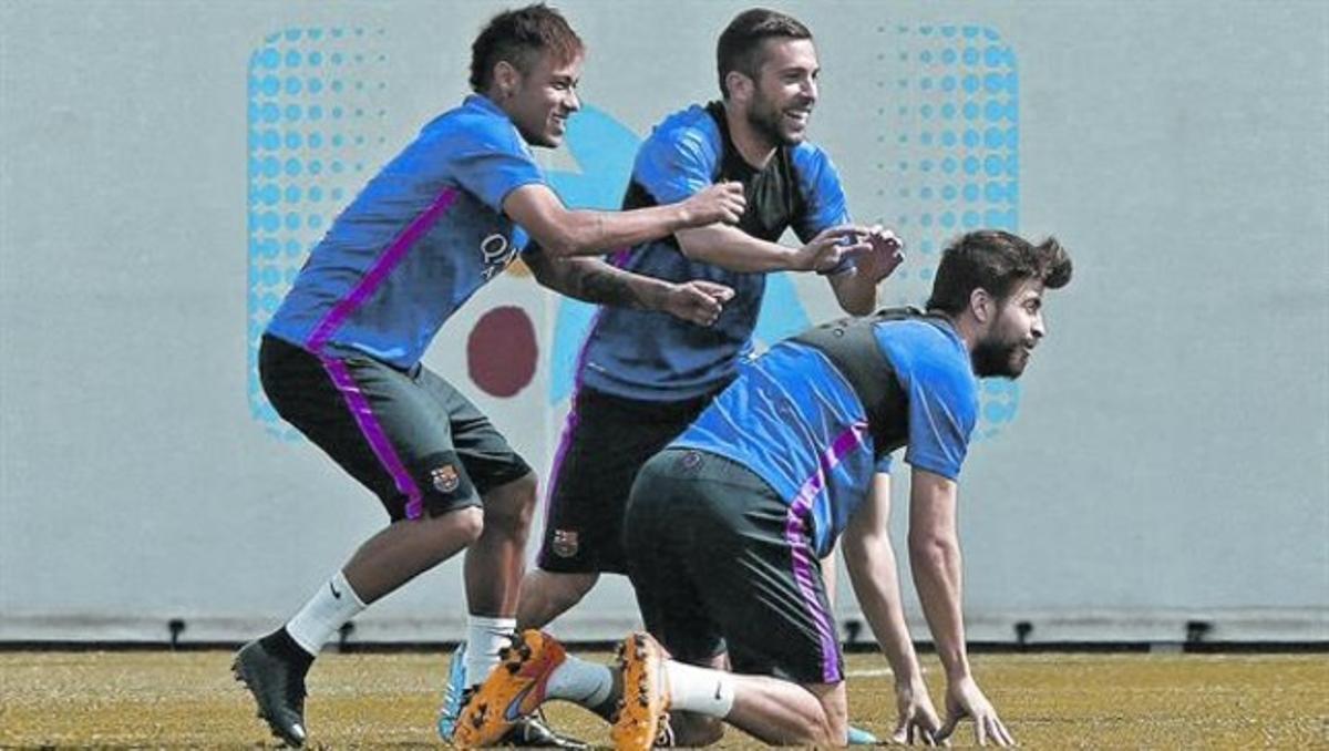 Neymar, Jordi Albai Piqué, ahir, entrenant-sea la ciutat esportiva. Neymar, Jordi Albai Piqué, ahir, entrenant-sea la ciutat esportiva.