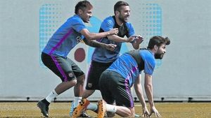 Neymar, Jordi Albai Piqué, ahir, entrenant-sea la ciutat esportiva.