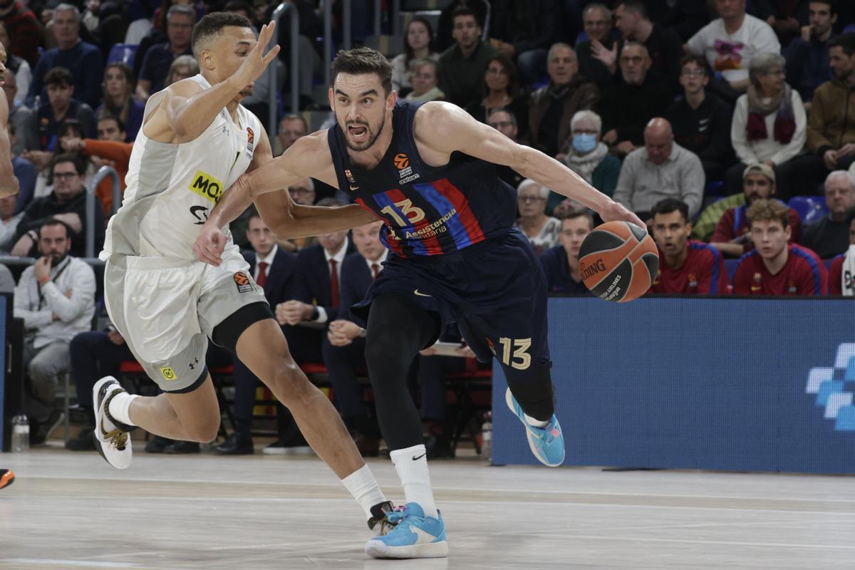 Satoransky inicia una entrada a canasta defendido por el exazulgrana Exum