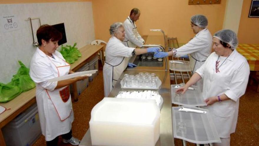 Voluntarios de Amicos, preparando ayer el comedor.