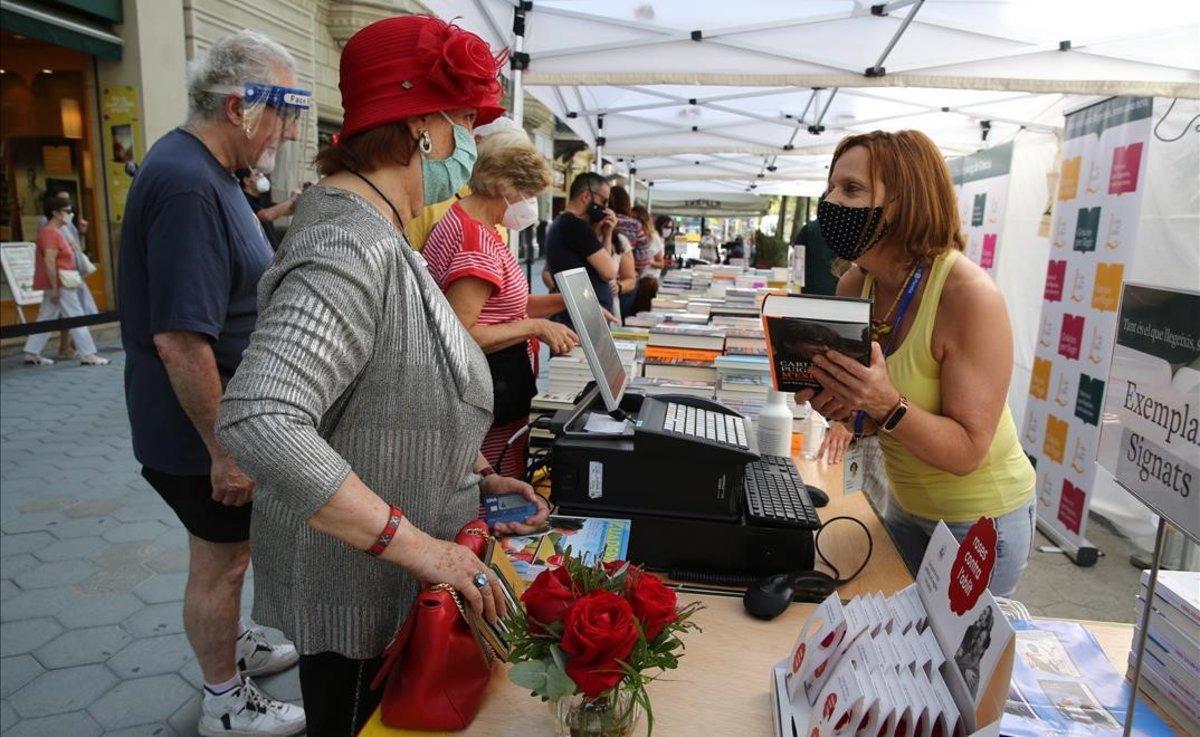 Paradas de Sant Jordi en la Casa del llibre de paseo de Gràcia.