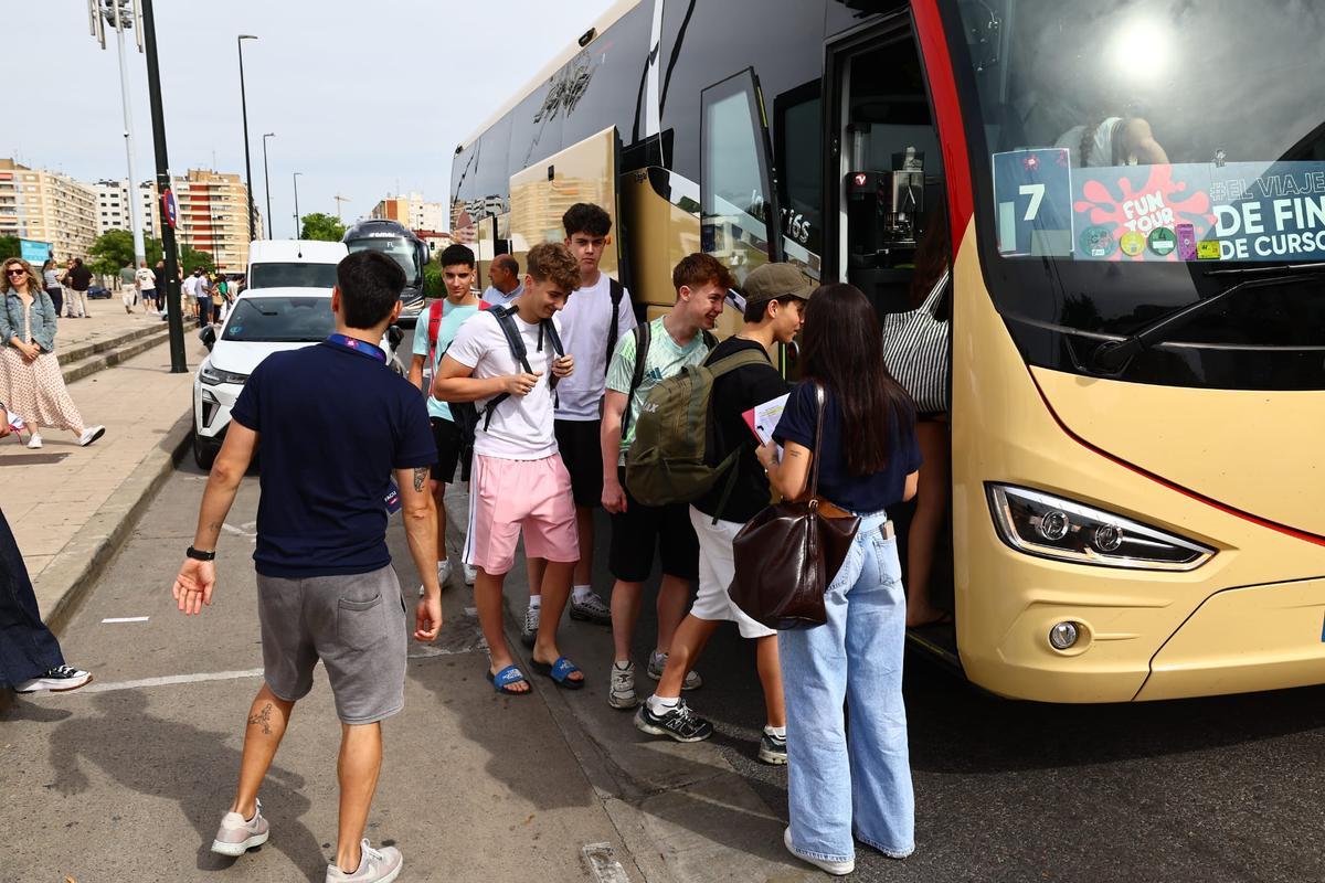 Los alumnos de Zaragoza se marchan a Salou para celebrar el final del curso.