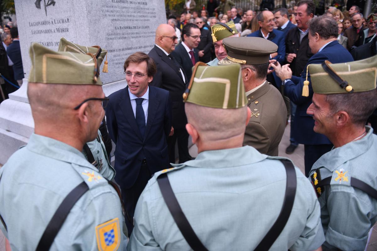 El alcalde de Madrid, José Luis Martínez-Almeida, habla con unos legionarios en la inauguración de la Estatua al Legionario.