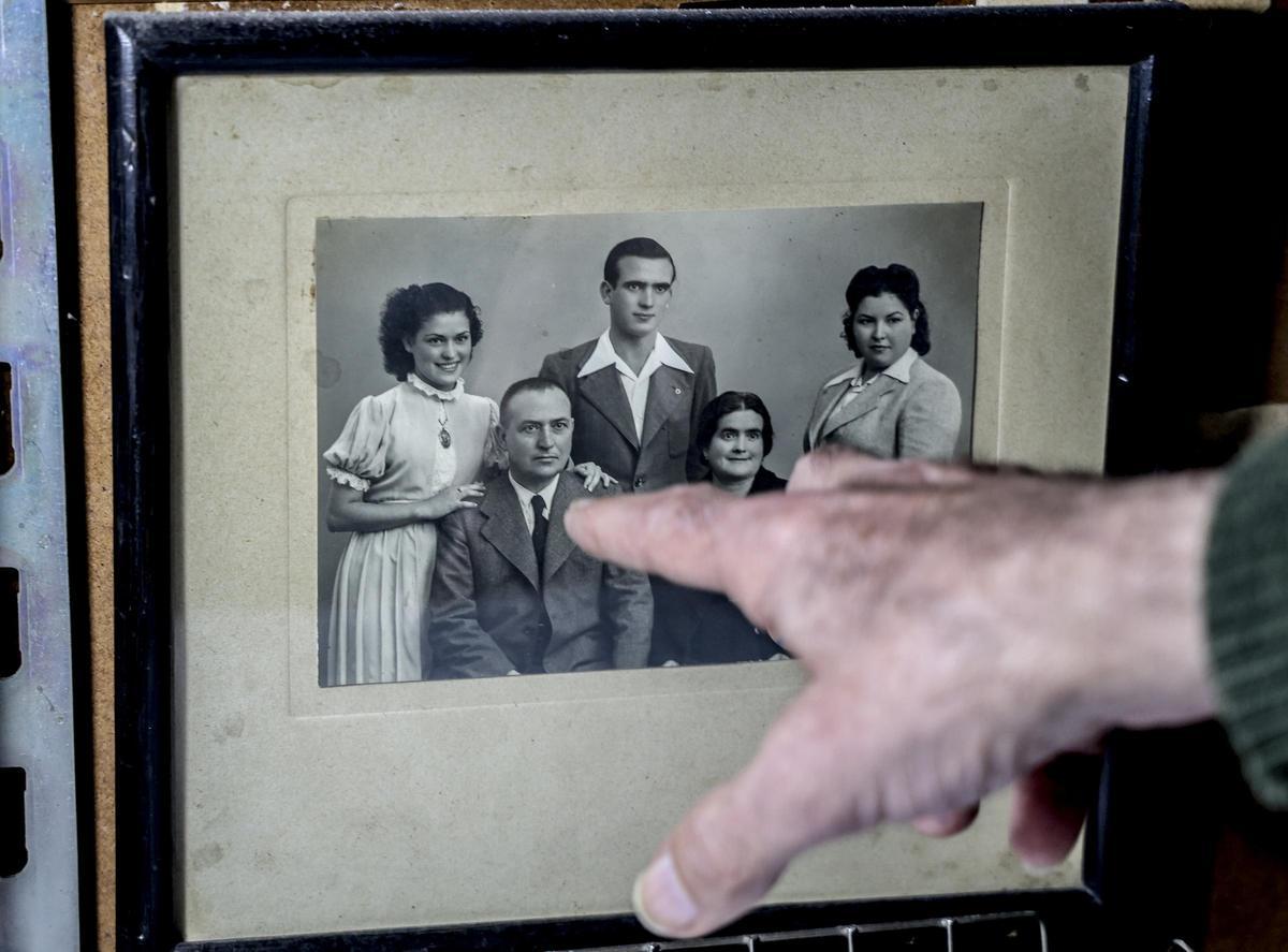 El fundador de la papelería, Eutimio Fernández Duque, con su mujer y sus tres hijos.