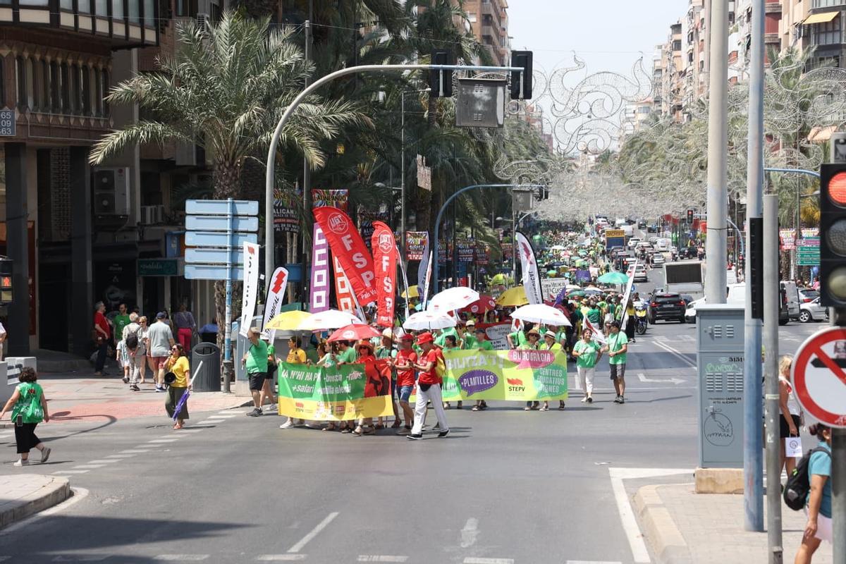 Profesores inundan las calles de Alicante: manifestación de la marea verde este martes
