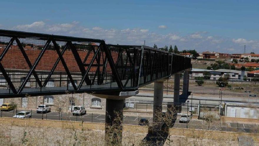 Nueva pasarela sobre la estación de tren, que se abre mañana al tránsito peatonal