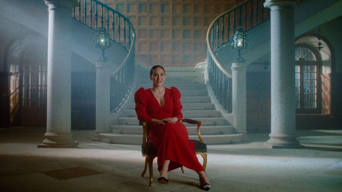 Tamara Falcó en las escaleras de su palacio, en la docuserie de Netflix 'La marquesa'