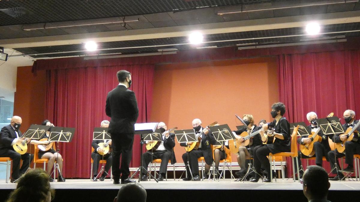 Integrantes de la agrupación musical La Rondalla, en un concierto